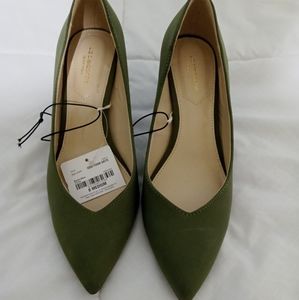 NWT. Liz Claiborne Soft Suede Heels